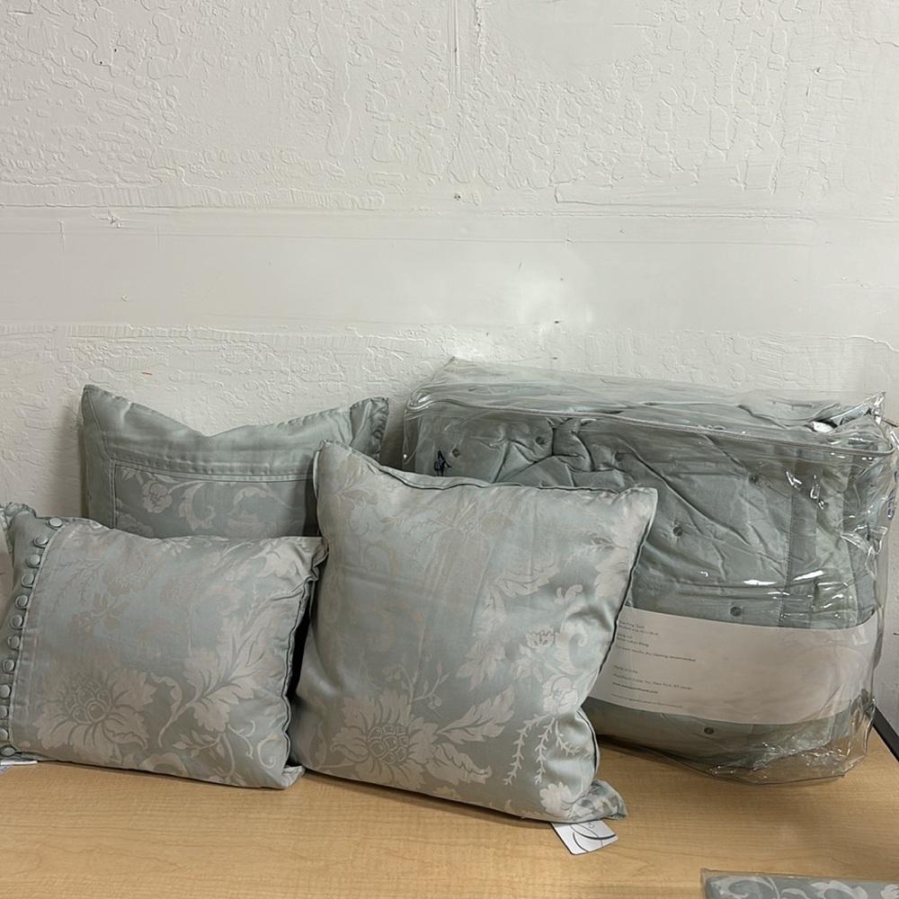 Charisma Floriane King Quilt, 3 Accent Pillows
